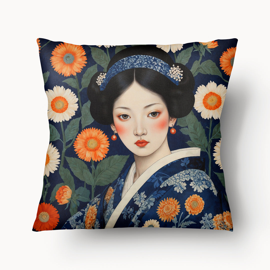 Housse de Coussin ASIE - magnifique portrait de geisha en kimono bleu avec des fleurs orange et blanche  MZelle Design