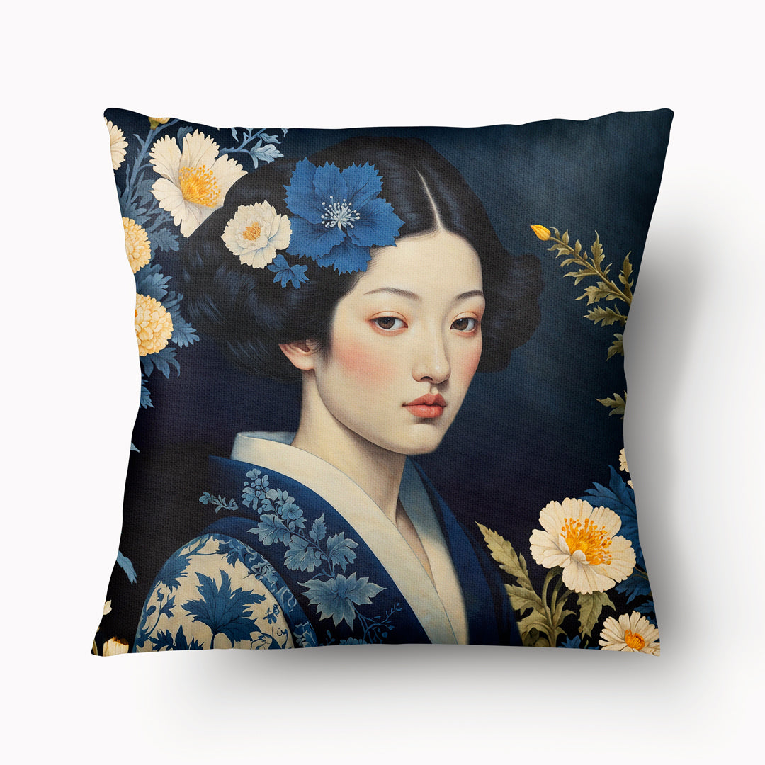 Housse de Coussin ASIE - magnifique portrait de geisha avec des pivoines bleues et blanches MZelle Design