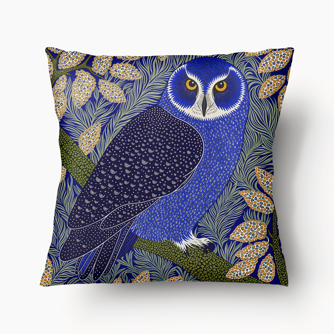 Housse de Coussin BESTIAIRE - Duo Chouette Hulotte Hildrid Bleu sur une branche sur fond de foret mzelle design