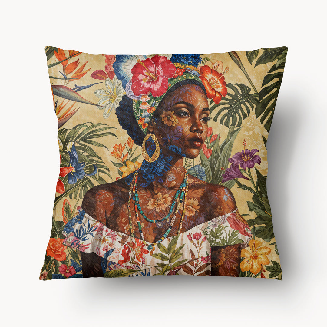 Housse de Coussin satinée CARAÏBE - Portrait d'une belle femme créole dans un jardin avec des feuilles de monstera Mzelle Design