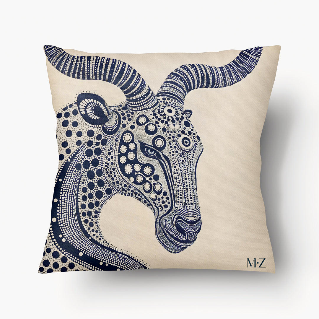 Housse de Coussin moderne de la marque MZelle Design, un Animal Totem graphique au trait bleu sur fond écru