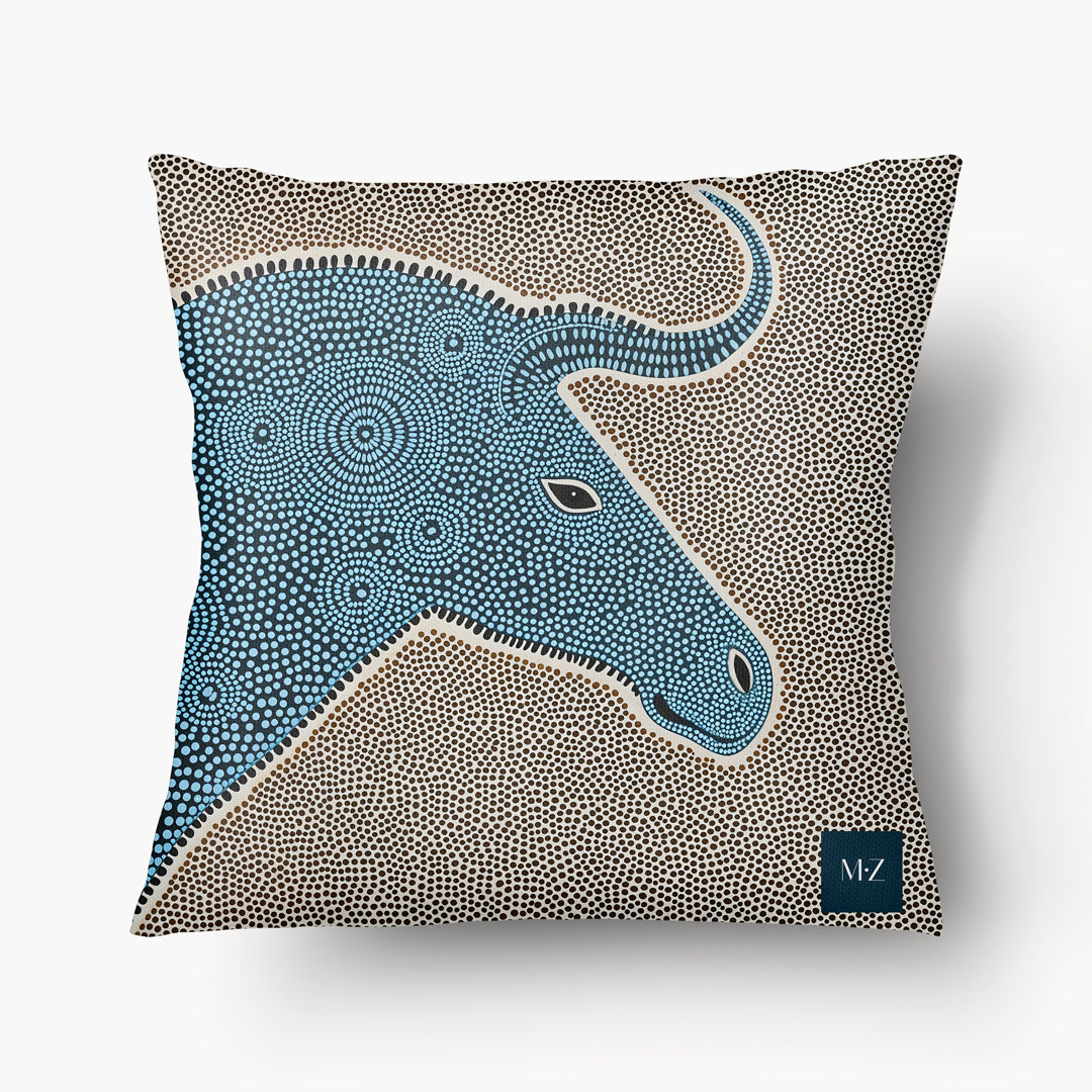 Housse de Coussin GRAPHIQUE - animal buffle bleu Totem sur fond à pois bleu et écru mzelle design