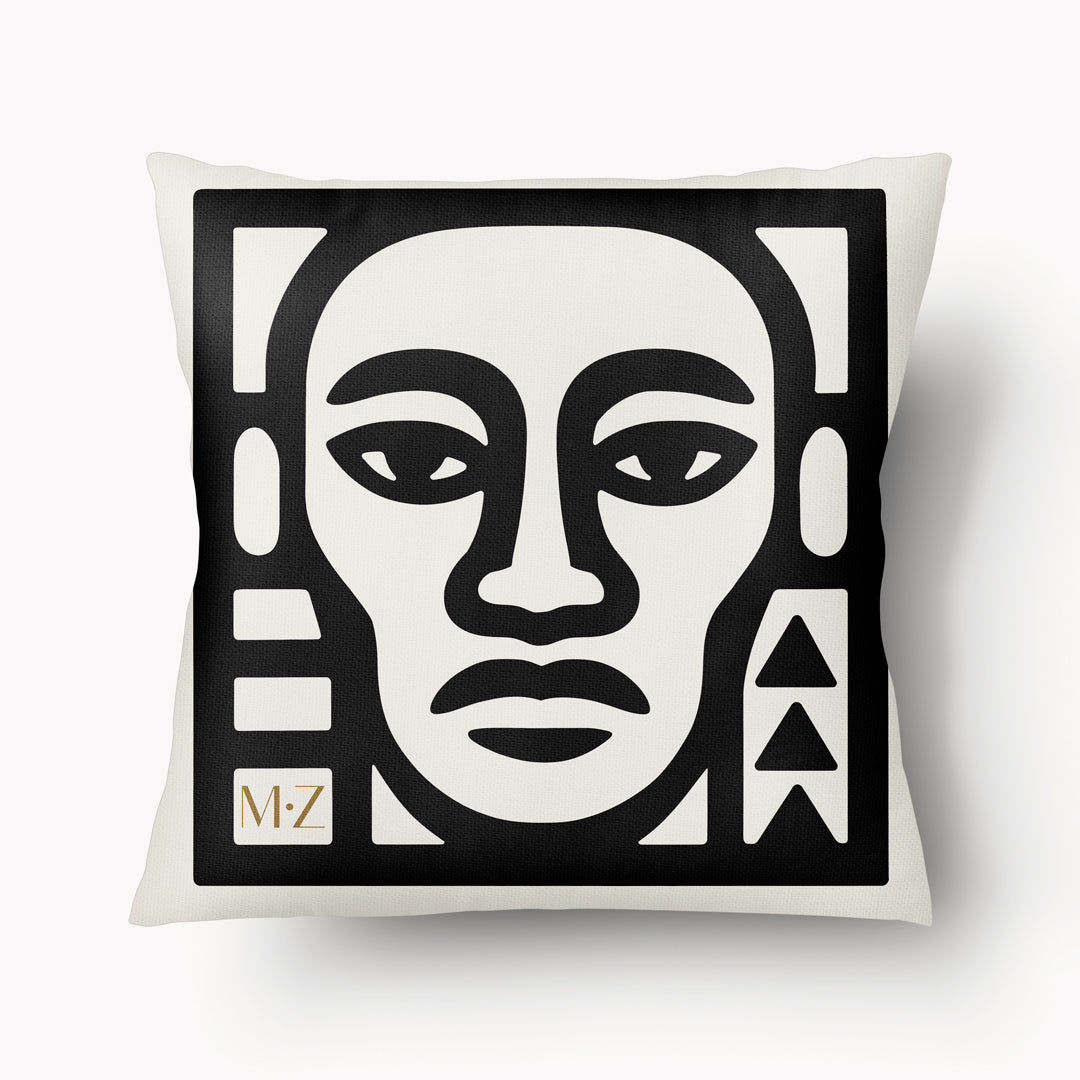 Housse de coussin graphique Mzelle Design - tête de guerrier bicolore noir et écru, brut et élégant, entre art tribal et design contemporain