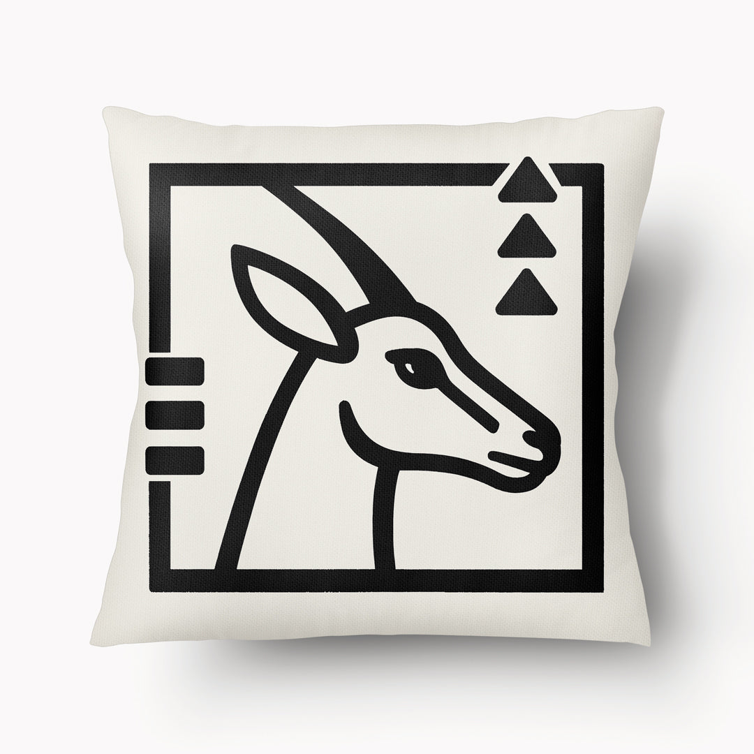 Housse de coussin graphique Mzelle Design - tête de gazelle oryx bicolore noir et écru, brut et élégant, entre art tribal et design contemporain