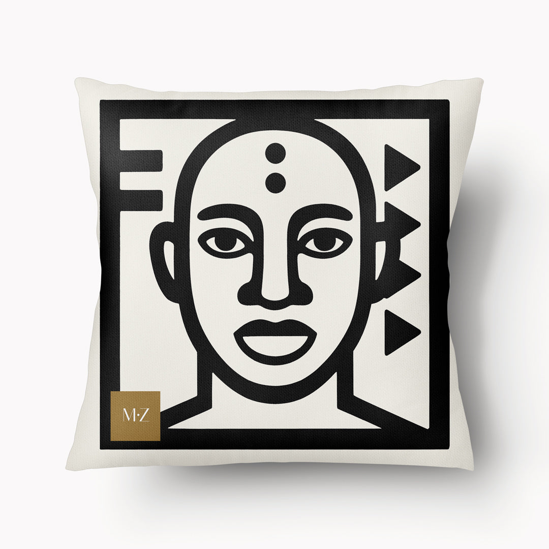 Housse de coussin graphique Mzelle Design - tête d'africain avec des symboles géométriques bicolores noir et écru, brut et élégant, entre art tribal et design contemporain