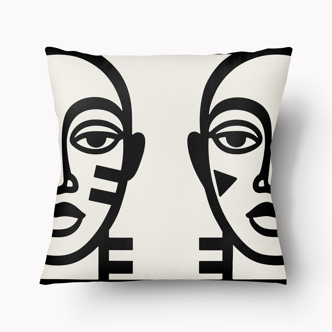 Housse de coussin graphique Mzelle Design - visages stylisés bicolores noir et écru, brut et élégant, entre art tribal et design contemporain