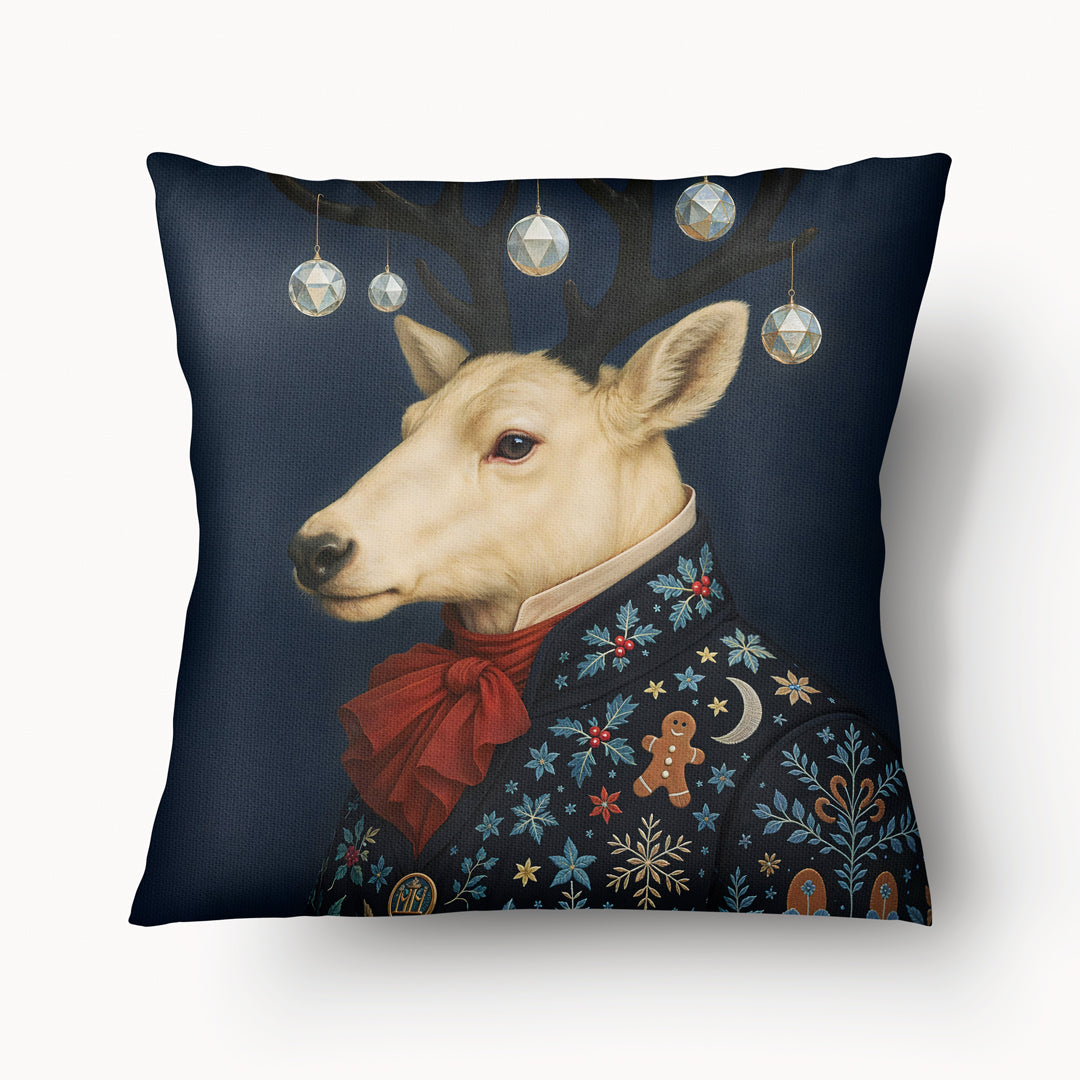 Coussin décoratif de Noël Mzelle Design, renne majestueux aux bois ornés de boules origami iridescentes, touche poétique et féerique