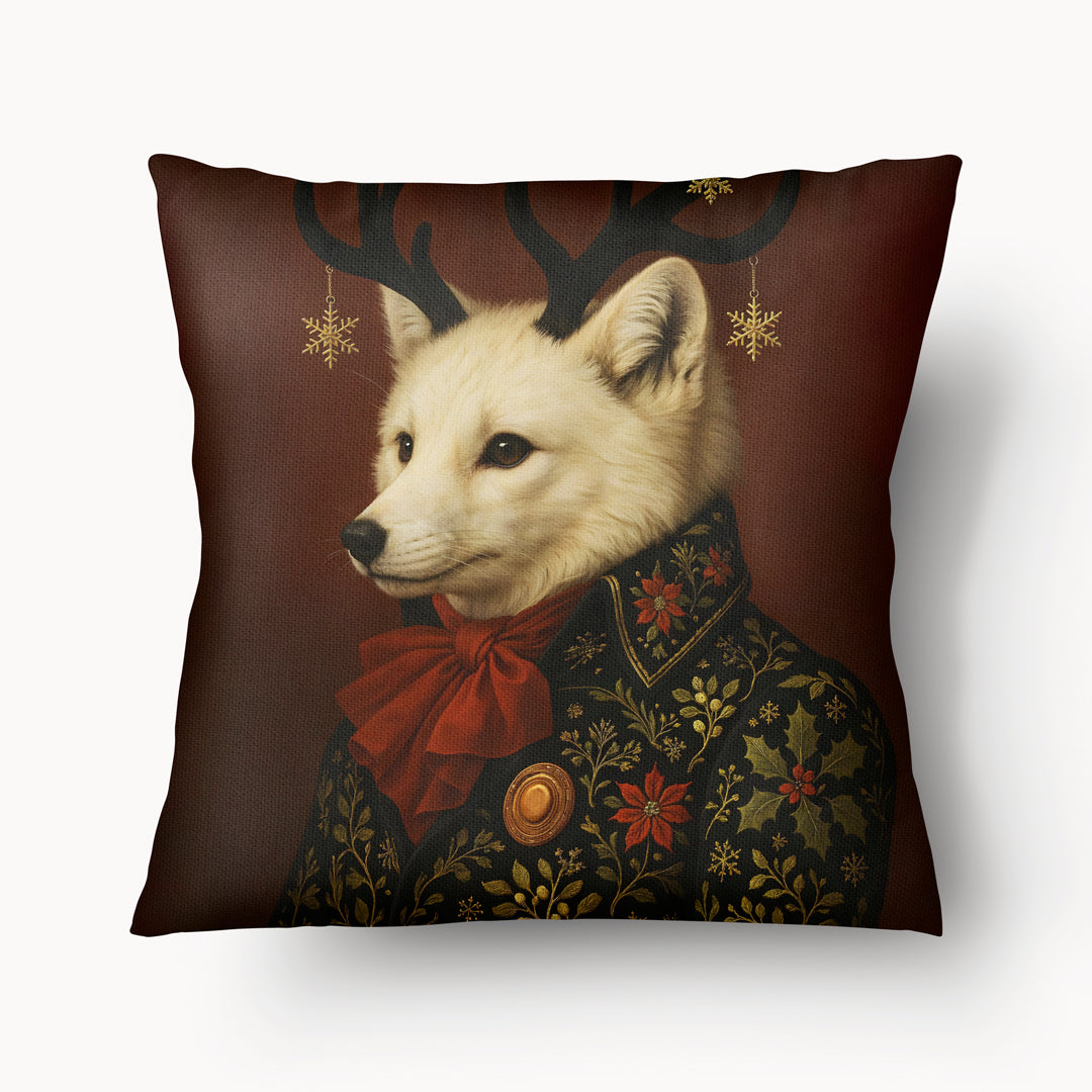 Housse de coussin Noël Mzelle design,  renard polaire aux bois ornés de flocons dorés , raffinement hivernal et touche féerique sur fond rouge foncé