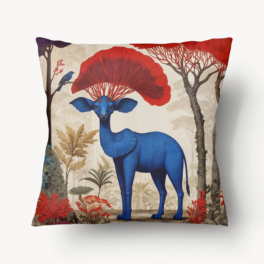 Coussin Mzelle design, motif animalier chimérique au recto et sa forêt imaginaire, dans un style naturaliste et une palette bleue et rouge.