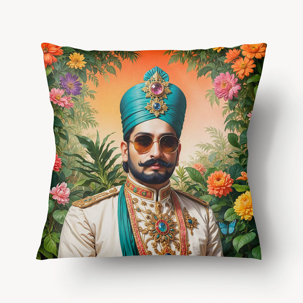 Housse de Coussin INDE Mzelle Design - Maharaja en tenue d'apparat turquoise  et blanc sur fond floral