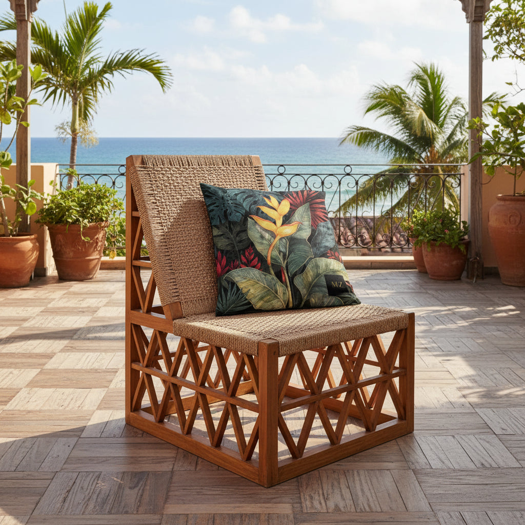 Décoration avec un fauteuil orné d'un Coussin Mzelle Design esprit Tropical Motif de Fleur de Balisier Héliconia sur un fond de feuilles style aquarelle