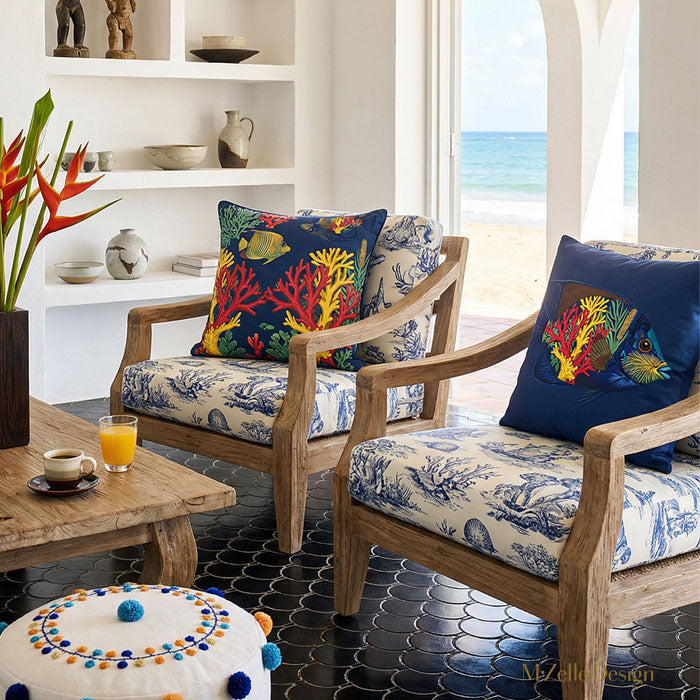 Photo professionnelle de décoration d'intérieur haut de gamme, villa arty portoricaine baignée de soleil avec murs blanchis à la chaux, fauteuils créoles en wengé , assises en motif toile de jouy thème marin bleu marine et blanc, chacun orné d'un large coussin mzelle design motifs poissons tropicaux. Carrelage en écailles de poisson bleu foncé et blanc au sol.