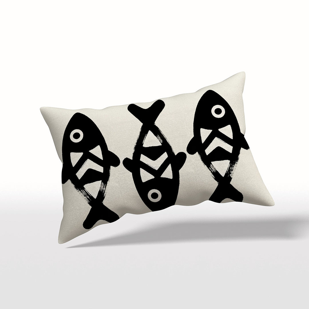 Coussin rectangulaire 50 x 30cm MZELLE design motif poisson tainos décoration tribale chic, imprimé noir sur fond écru.
