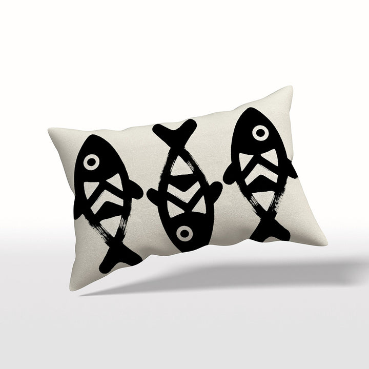 Coussin rectangulaire 50 x 30cm MZELLE design motif poisson tainos décoration tribale chic, imprimé noir sur fond écru.