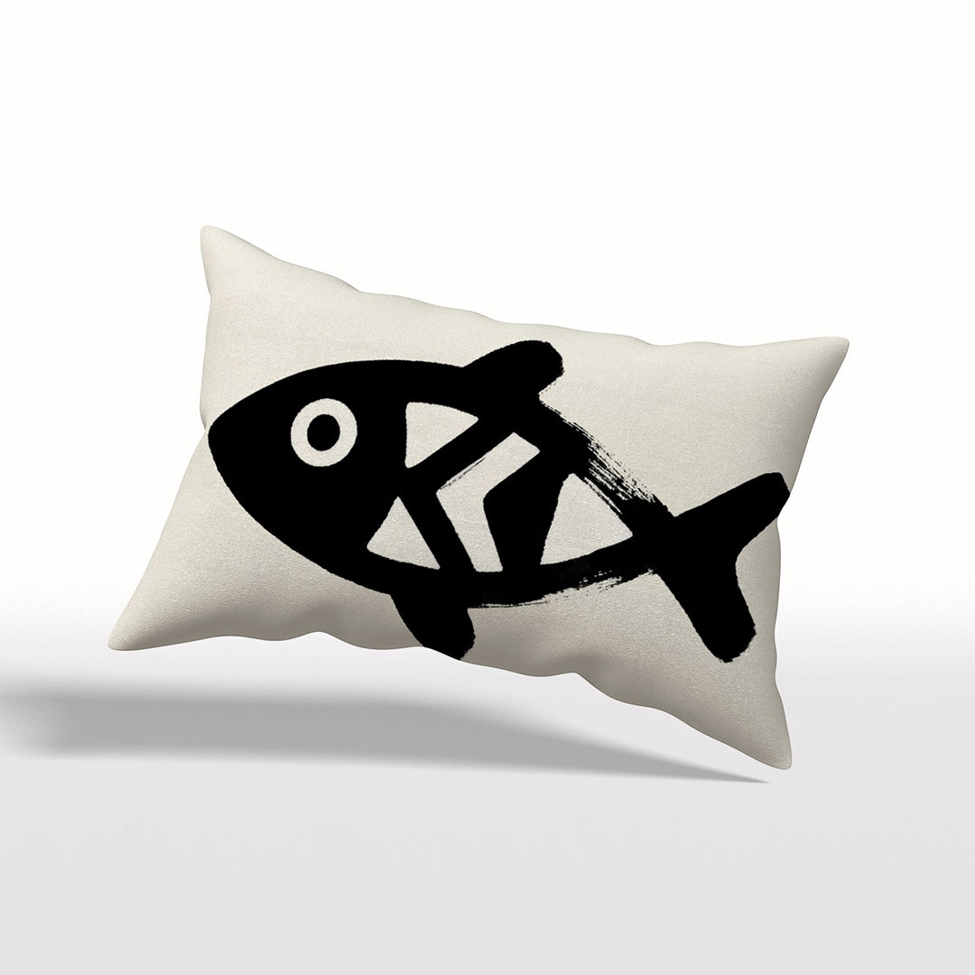 Coussin rectangulaire 50 x 30cm MZELLE design motif poisson tainos décoration tribale chic, imprimé noir sur fond écru.