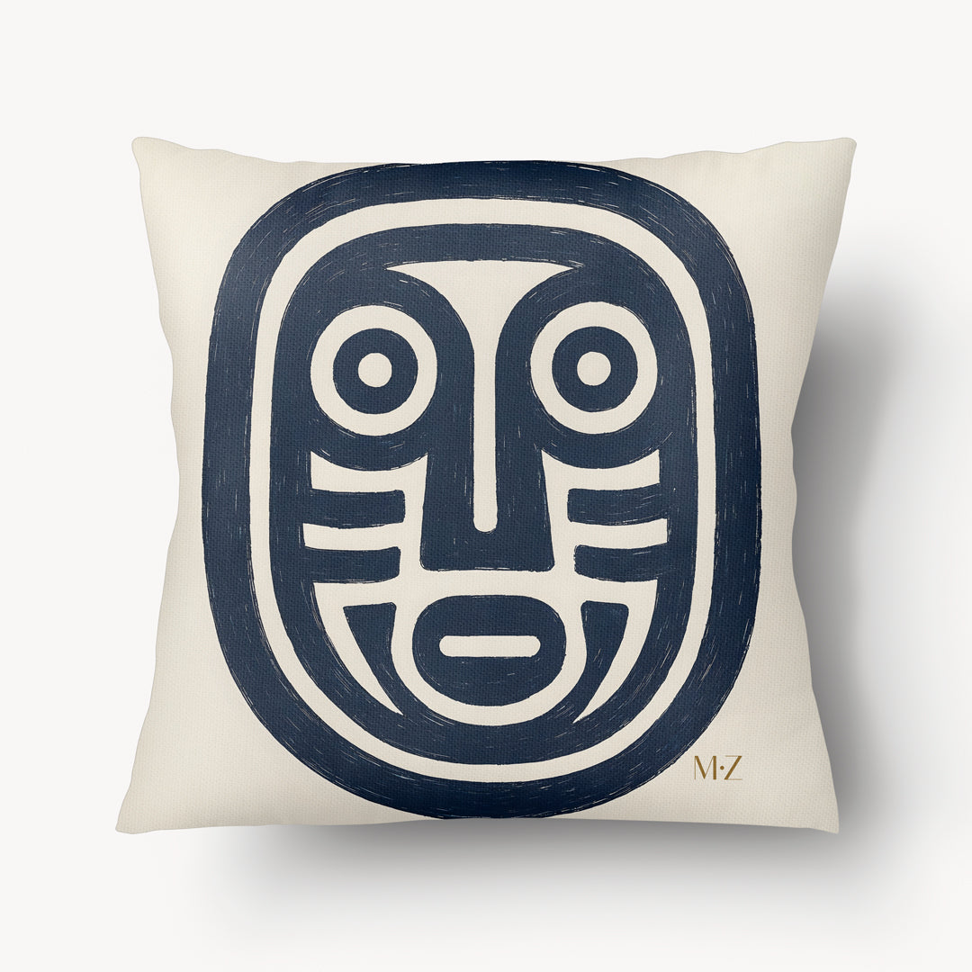 Coussin mzelle design, motif pétroglyphe roches gravées décoration tropicale chic, minimaliste, fond écru.