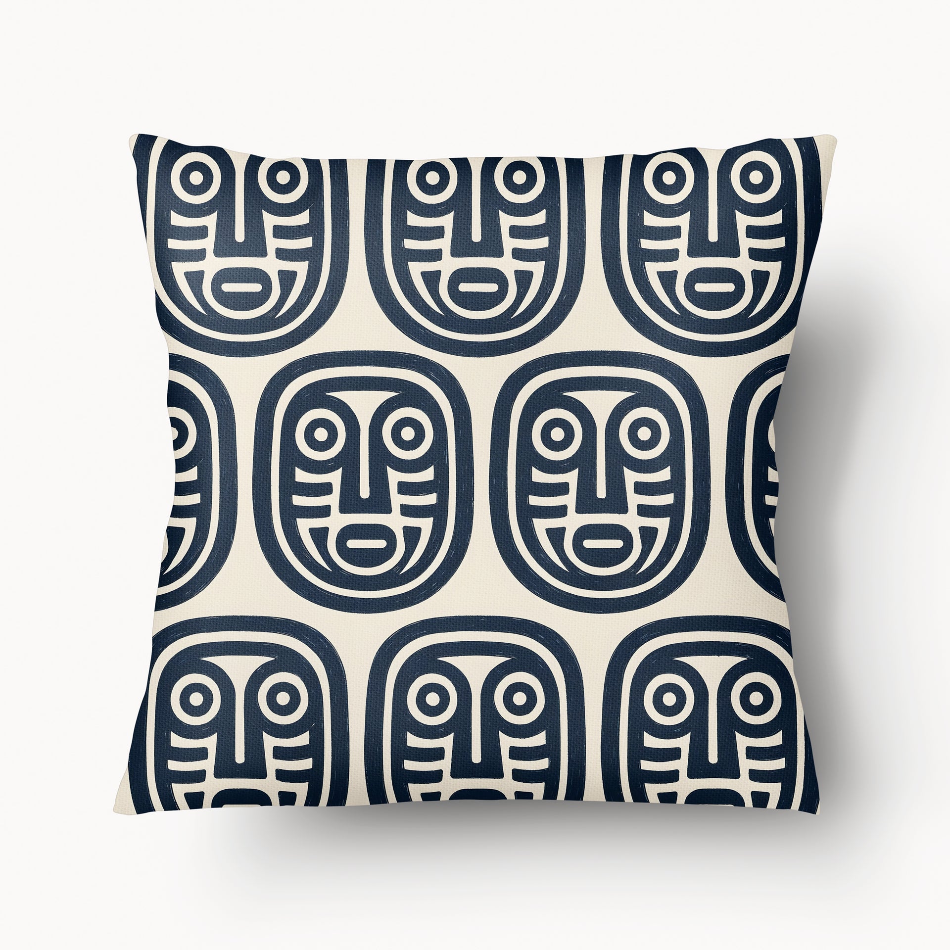 Housse de Coussin mzelle design, motif pétroglyphe roches gravées décoration tropicale chic, minimaliste, fond écru.
