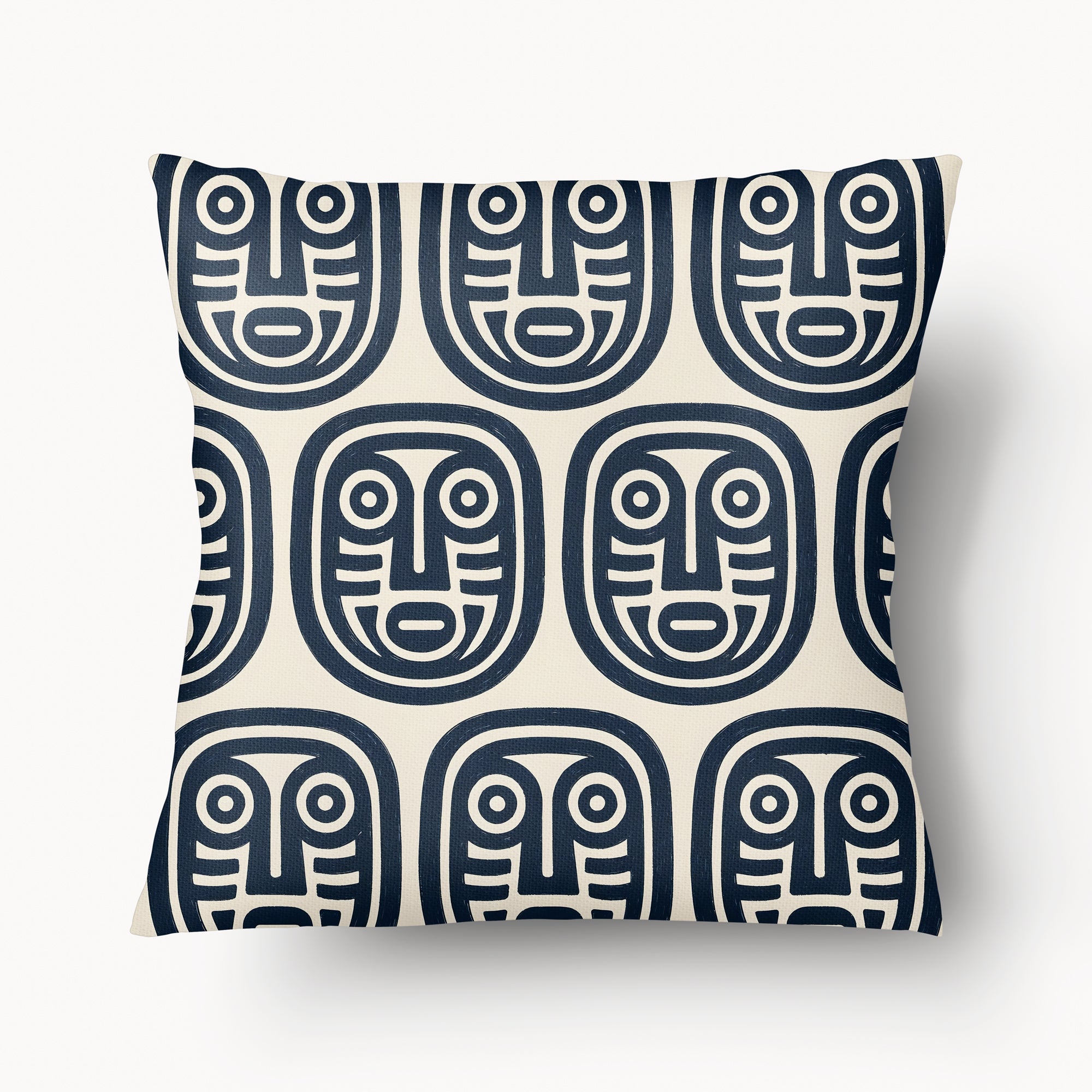 Housse de Coussin mzelle design, motif pétroglyphe roches gravées décoration tropicale chic, minimaliste, fond écru.