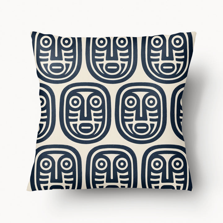 Housse de Coussin mzelle design, motif pétroglyphe roches gravées décoration tropicale chic, minimaliste, fond écru.
