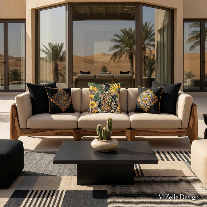Photographie professionnelle haut de gamme d'une villa dans un oasis du désert, vue de face d'un superbe canapé au design audacieux, assise couleur sable ornée de coussins mzelle design motif africain de chaque côté. Mobilier avant-gardiste aux lignes organiques et géométriques. Table basse monolithique, tapis graphique.