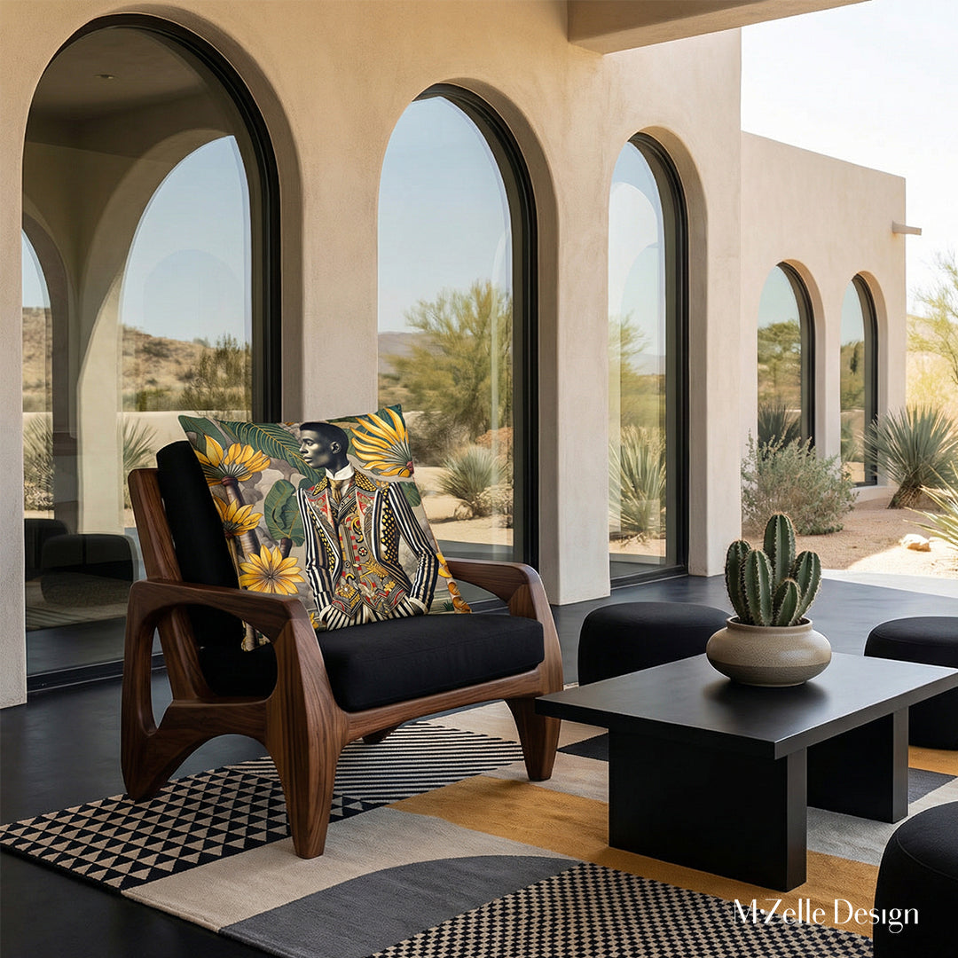 Photographie professionnelle haut de gamme d'une villa dans un oasis du désert, vue de face d'un superbe canapé au design audacieux, assise couleur sable ornée de coussins mzelle design motif africain de chaque côté. Mobilier avant-gardiste aux lignes organiques et géométriques. Table basse monolithique, tapis graphique.