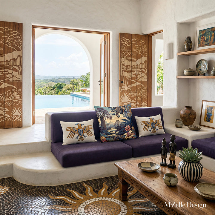 Photo professionnelle hautement détaillée, salon Arty dans une villa portoricaine baignée de soleil avec murs blanchis à la chaux, arche ouverte sur une piscine à débordement. Au premier plan un canapé surélevé sur une marche arrondie, assises violet foncé avec 2 larges coussins mzelle design. Au pochoir représentant un paysage stylisé. Carrelage de mosaiques.