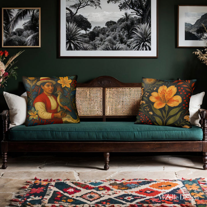 Décoration d'intérieur avec un canapé orné de deux Coussin Mzelle Design, style amérique latine avec une bolivienne vêtue de rouge et de blanc tenant un oiseau hoazin