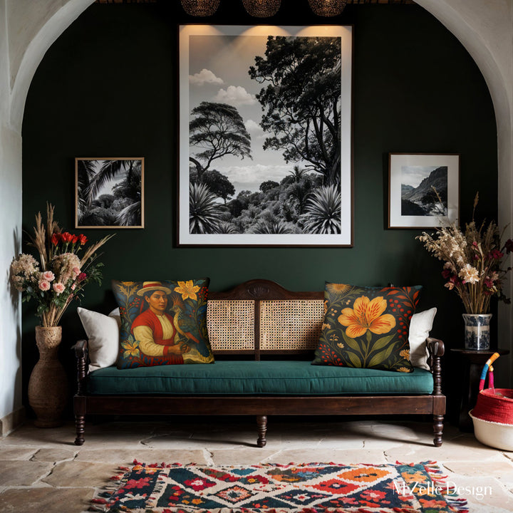 Décoration d'intérieur avec un canapé orné d'un Coussin Mzelle Design, style amérique latine avec une bolivienne vêtue de rouge et de blanc tenant un oiseau hoazin