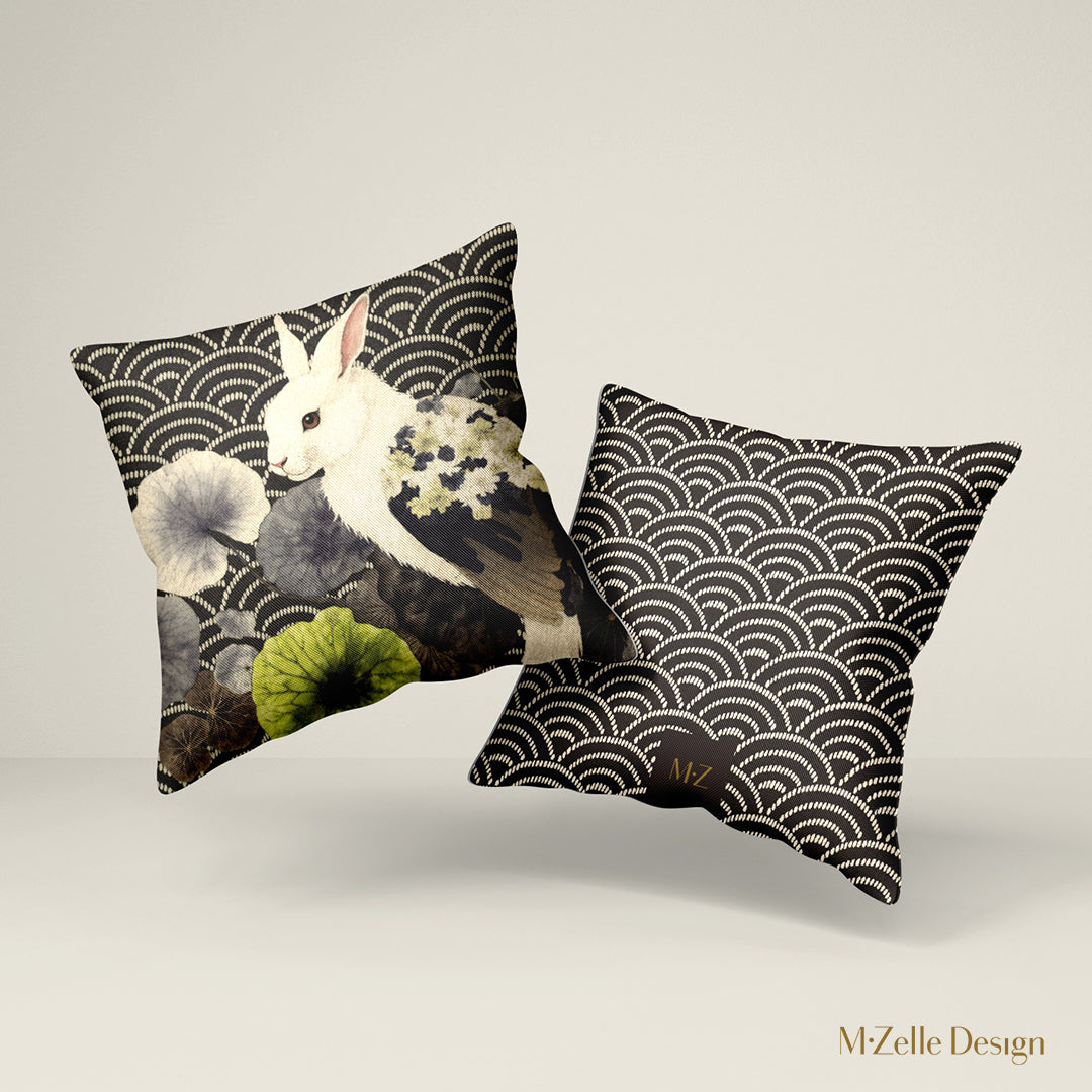coussin carré Mzelle Design décoration japon, motif onirique lapin oiseau et fleurs stylisées bleu, vert, marron, sur fond de motif seigaiha, composition raffinée.