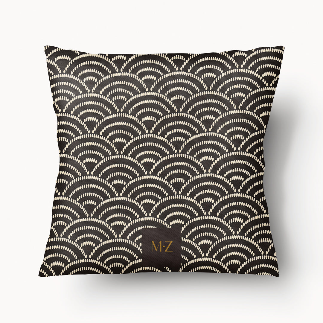 coussin carré Mzelle Design décoration japon, motif stylisé marron, sur fond de motif seigaiha, composition raffinée.