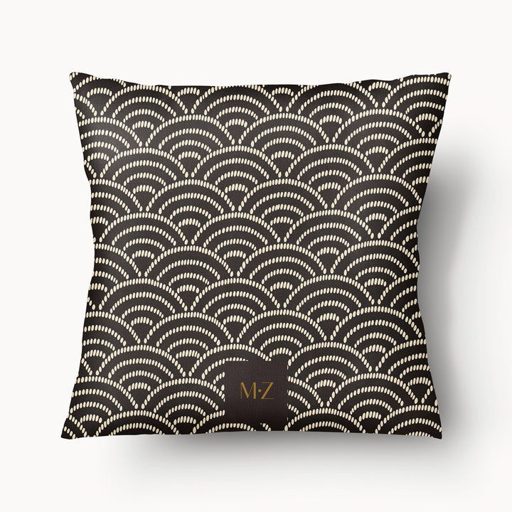coussin carré Mzelle Design décoration japon, motif stylisé marron, sur fond de motif seigaiha, composition raffinée.