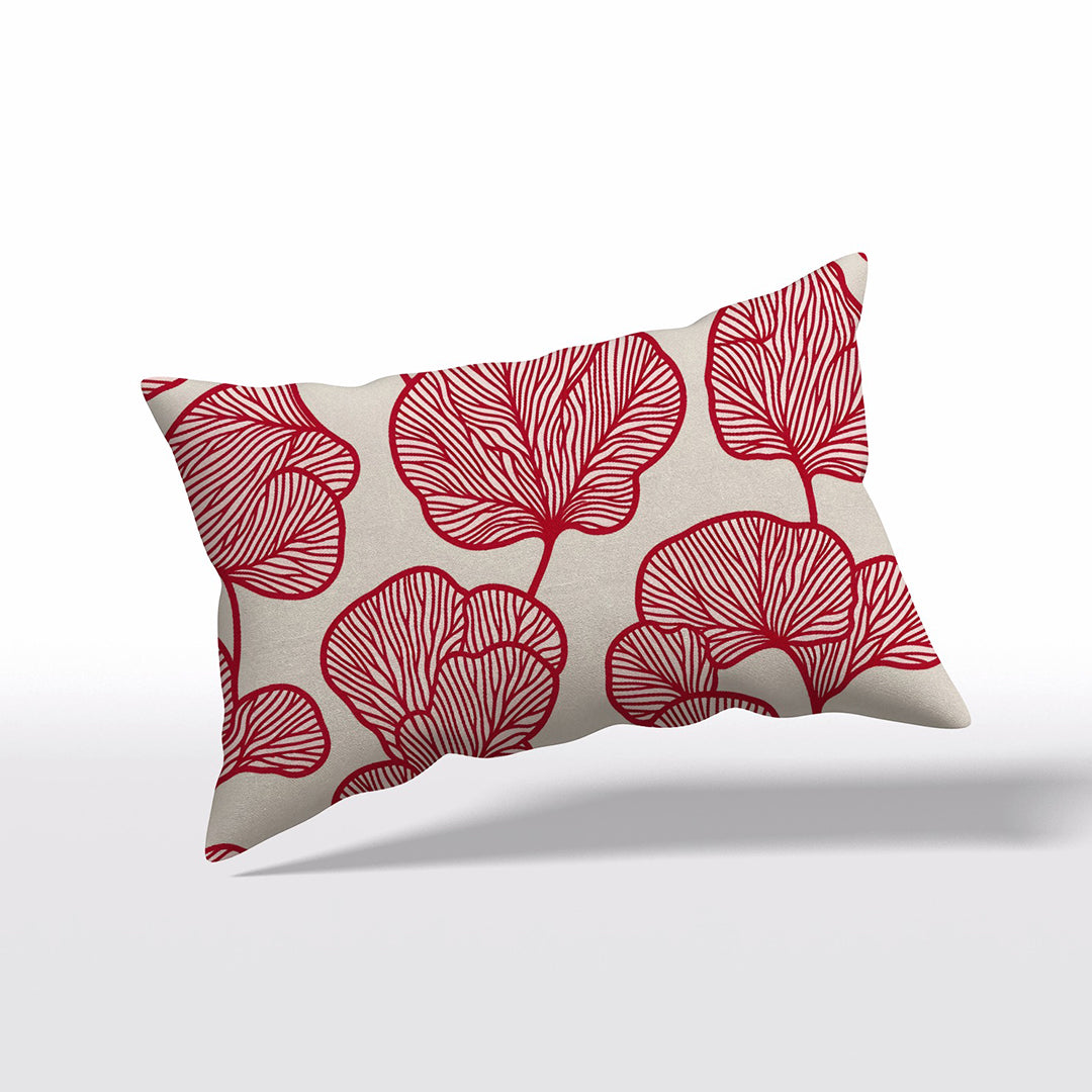 Coussin rectangulaire motif Feuille de Ginkgo stylisée. rouge sur fond écru, Mzelle Design.