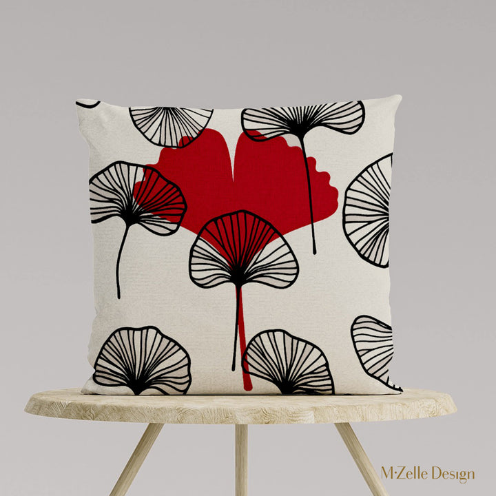 Coussin décoration carré MZelle design, aspect lin inspirée par l'univers japonais imprimé feuille de ginkgo rouge sur fond écru, feuilles noires.