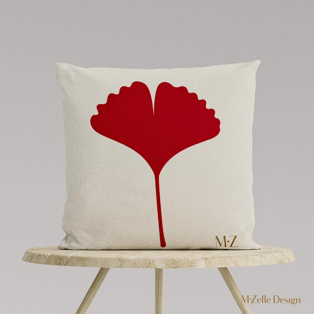 Coussin décoration carré MZelle design, aspect lin inspirée par l'univers japonais imprimé feuille de ginkgo rouge sur fond écru, feuilles noires.