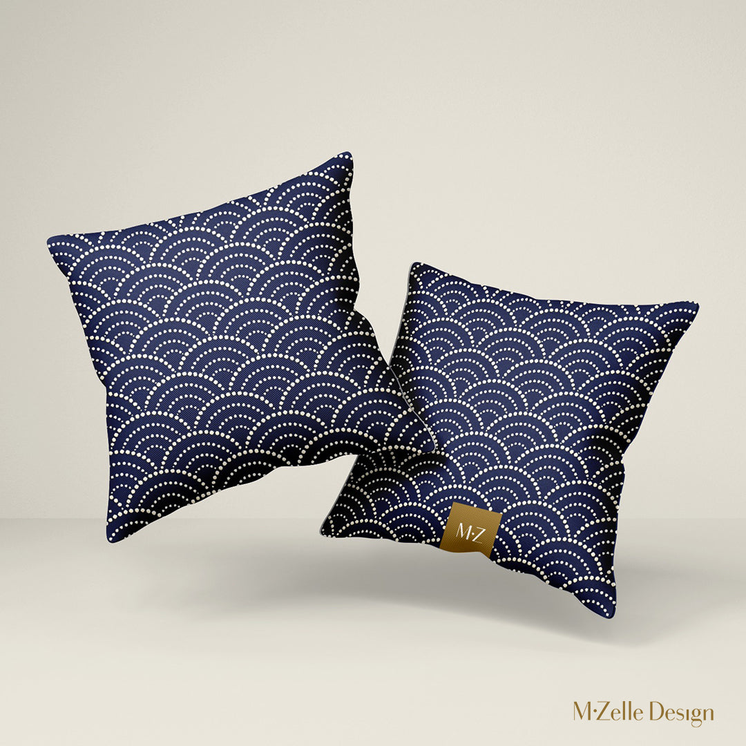 coussin carré Mzelle Design décoration japon, motif Seigaiha géométrique stylisées tons écru, bleu, composition raffinée recto et verso.