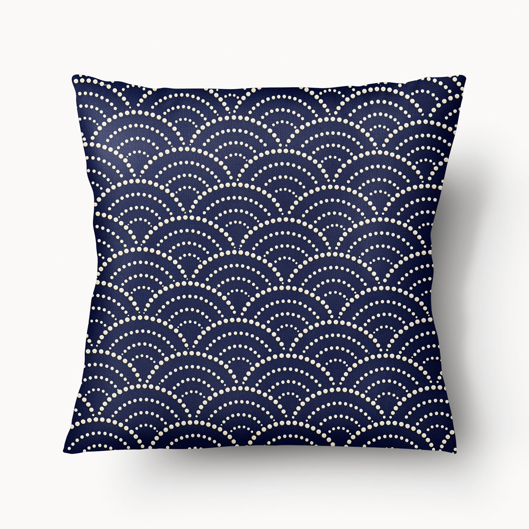 coussin carré Mzelle Design décoration japon, motif Seigaiha géométrique stylisées tons écru, bleu, composition raffinée recto et verso.