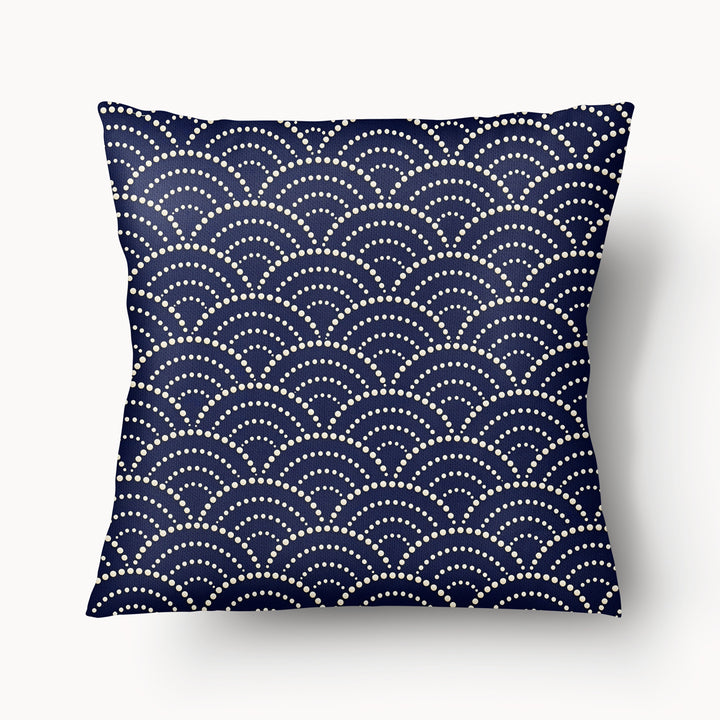 coussin carré Mzelle Design décoration japon, motif Seigaiha géométrique stylisées tons écru, bleu, composition raffinée recto et verso.