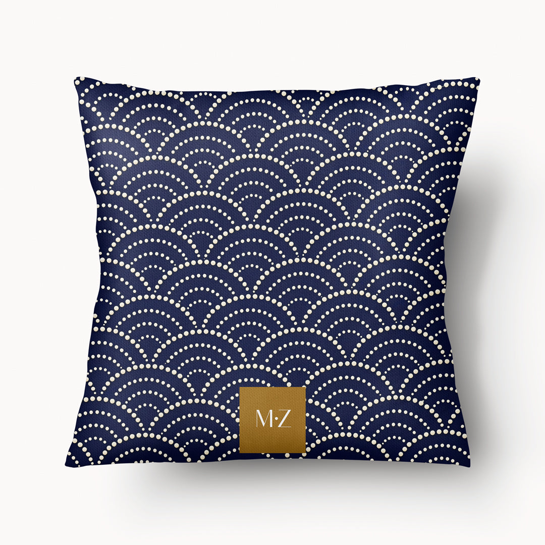 coussin carré Mzelle Design décoration japon, motif Seigaiha géométrique stylisées tons écru, bleu, composition raffinée recto et verso.