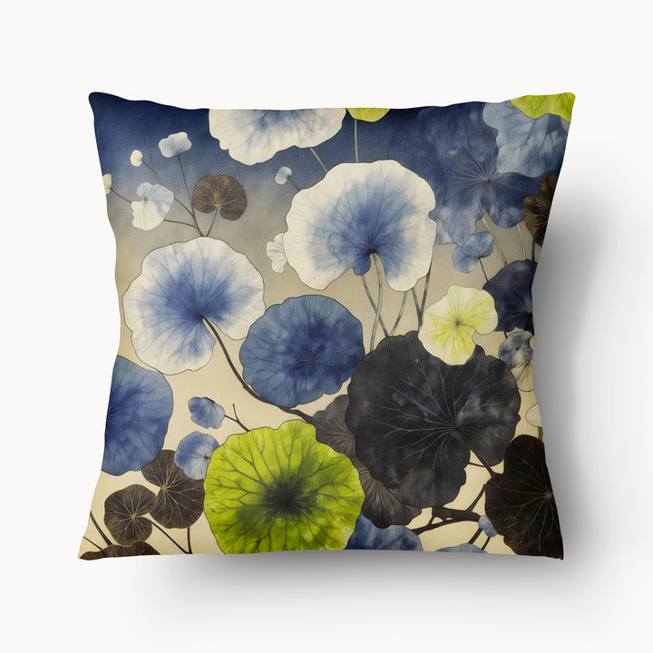 coussin carré Mzelle Design décoration japon, motif onirique fleurs stylisées bleu, vert, marron, composition raffinée recto et verso.