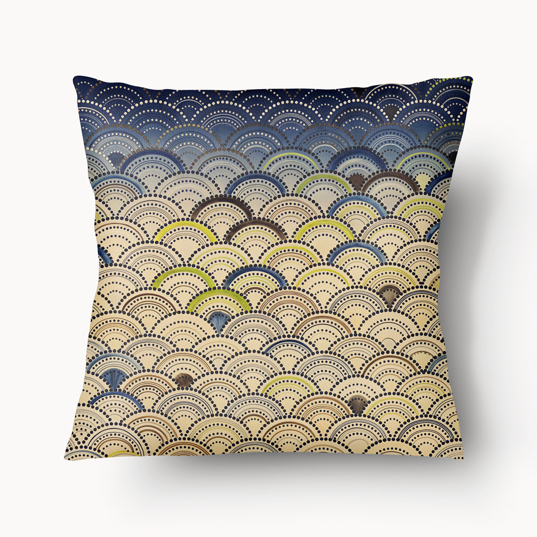 coussin carré Mzelle Design décoration japon, motif Seigaiha géométrique stylisées tons écru, bleu, vert, marron, composition raffinée recto et verso.
