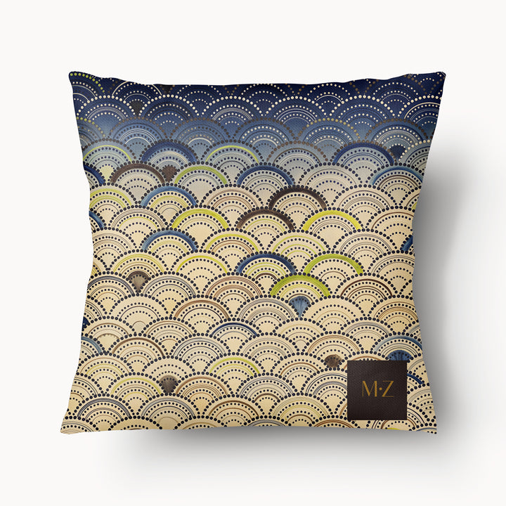 coussin carré Mzelle Design décoration japon, motif Seigaiha géométrique stylisées tons écru, bleu, vert, marron, composition raffinée recto et verso.
