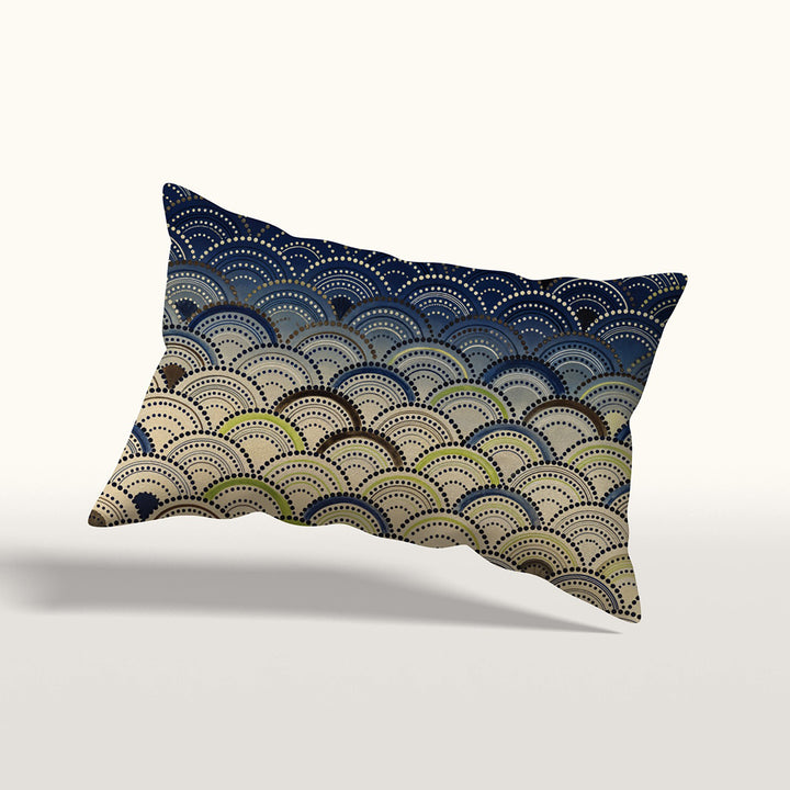 coussin rectangle Mzelle Design décoration japon, motif Seigaiha géométrique stylisées tons écru, bleu, vert, marron, composition raffinée recto et verso.
