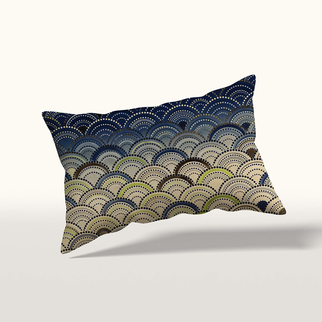 coussin rectangle Mzelle Design décoration japon, motif Seigaiha géométrique stylisées tons écru, bleu, vert, marron, composition raffinée recto et verso.