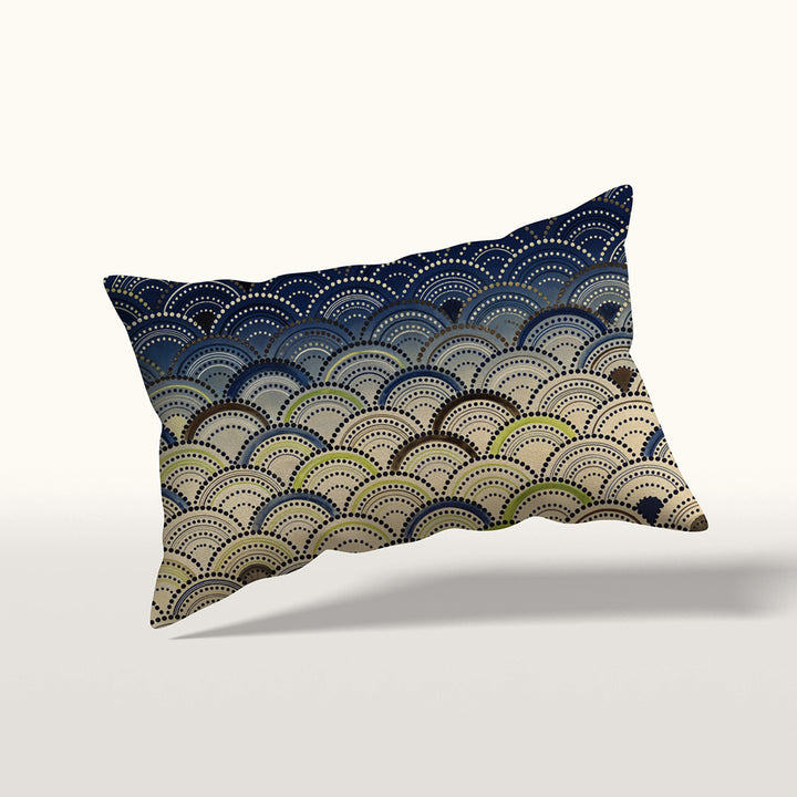 coussin rectangle Mzelle Design décoration japon, motif Seigaiha géométrique stylisées tons écru, bleu, vert, marron, composition raffinée recto et verso.
