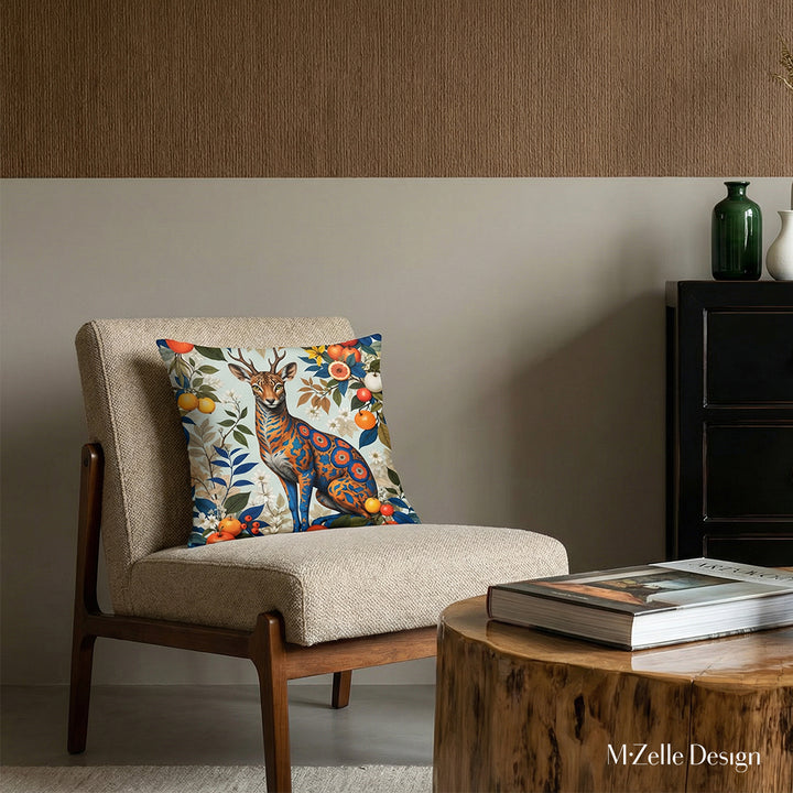 décoration d'intérieur fauteuil en cuir vert foncé orné d'un superbe coussin animalier, décor minimaliste moderne.