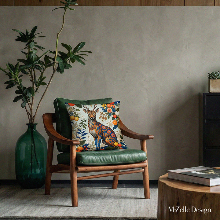 décoration d'intérieur fauteuil en cuir vert foncé orné d'un superbe coussin animalier, décor minimaliste moderne.