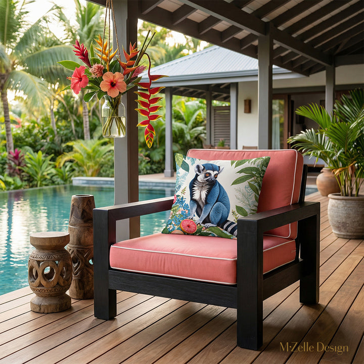 Photographie professionnelle extrêmement détaillée et de haute qualité, esprit estival, vue de face en gros plan sur un fauteuil d'exterieur en bois noir structure épaisse et assises rose corail moderne finitions liserés blancs, orné d'un grand coussin motif lémurien mzelle design, exposé sur la véranda avec vue sur jardin tropical, et bord de piscine.
