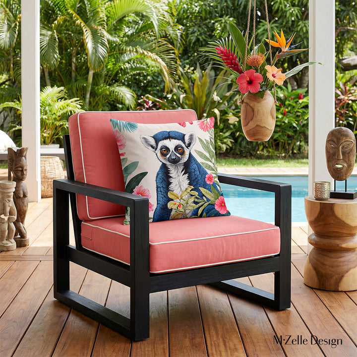Photographie professionnelle extrêmement détaillée et de haute qualité, esprit estival, vue de face en gros plan sur un fauteuil d'exterieur en bois noir structure épaisse et assises rose corail moderne finitions liserés blancs, orné d'un grand coussin motif lémurien mzelle design, exposé sur la véranda avec vue sur jardin tropical, et bord de piscine.