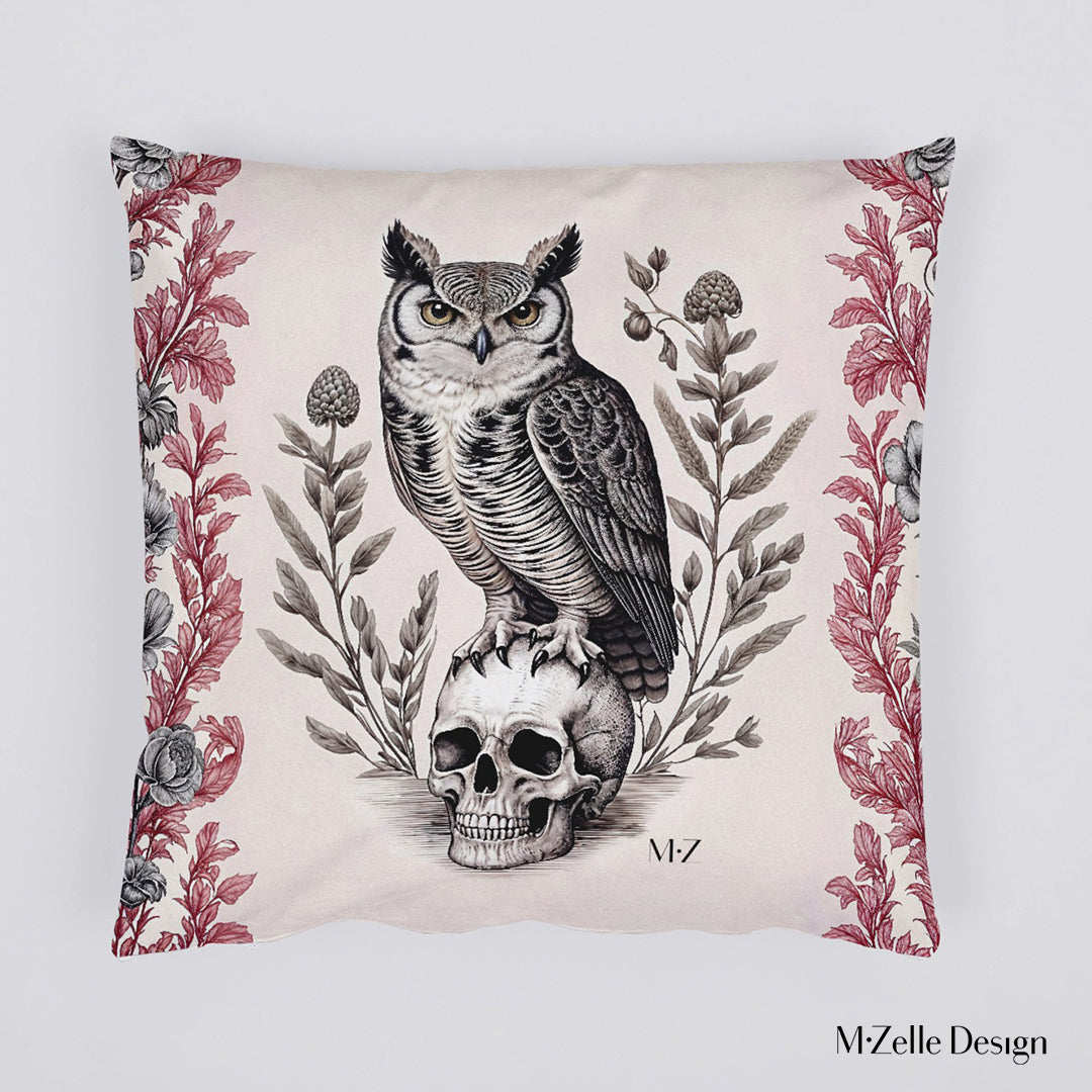 Housse de Coussin BESTIAIRE -  Grand Duc posé sur une tête de mort tons gris et rouge sur fond écru Mzelle design