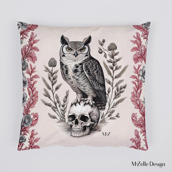 Housse de Coussin BESTIAIRE -  Grand Duc posé sur une tête de mort tons gris et rouge sur fond écru Mzelle design